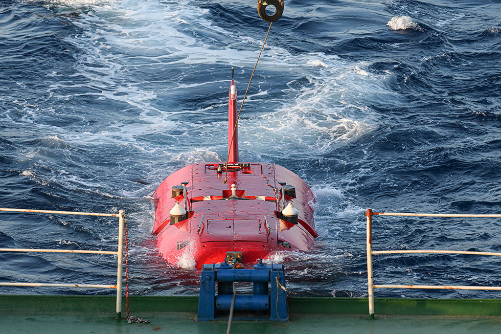 搭載著考古隊員的“深海勇士”號載人潛水器從“探索一號”科考船下放至海面，即將下潛開始當日的水下調查（5月24日攝）。新華社記者 蒲曉旭 攝