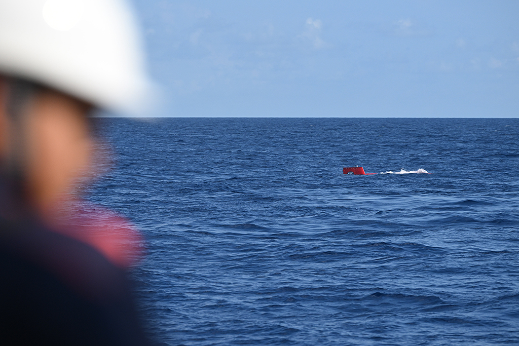 “深海勇士”號載人潛水器即將下潛開始當日的水下調查（5月27日攝）。新華社記者 蒲曉旭 攝