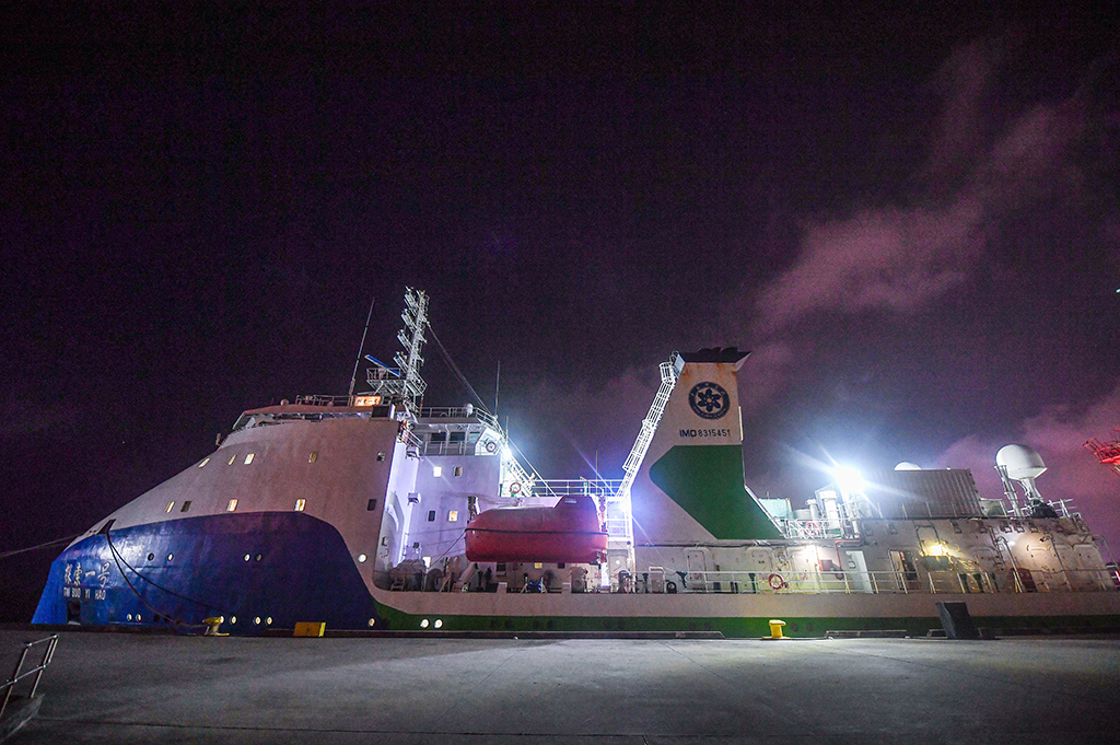 這是在海南三亞拍攝的“探索一號”科考船（5月22日攝）。新華社記者 蒲曉旭 攝