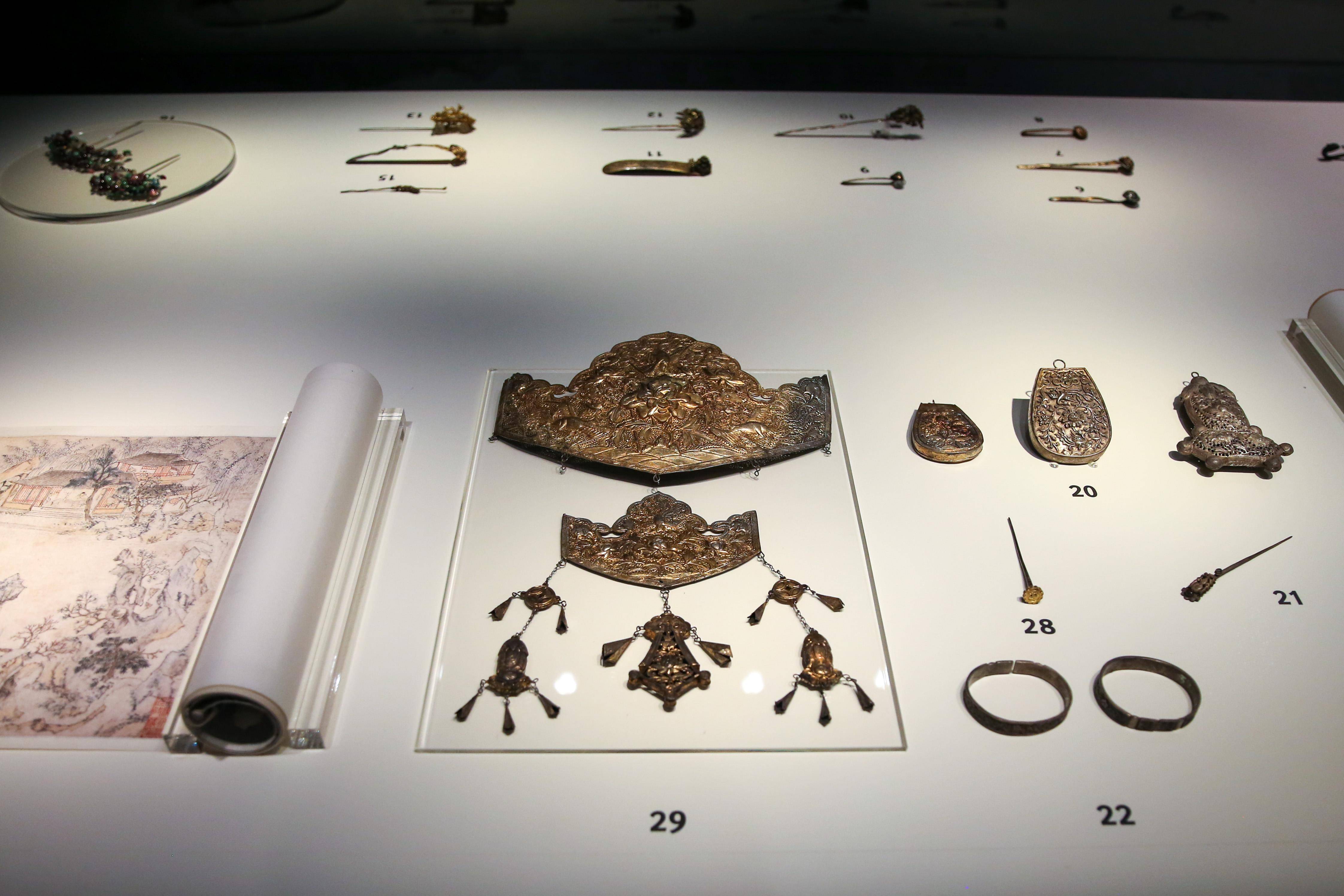 这是6月1日在韩国首尔历史博物馆拍摄的“海上银珠・璀璨华光――上海市历史博物馆馆藏银器展”展品。