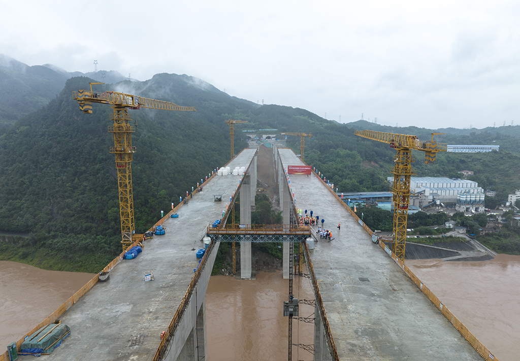 這是6月2日拍攝的重慶渝武高速公路復線觀音峽嘉陵江特大橋（無人機照片）。新華社發（秦廷富 攝） 