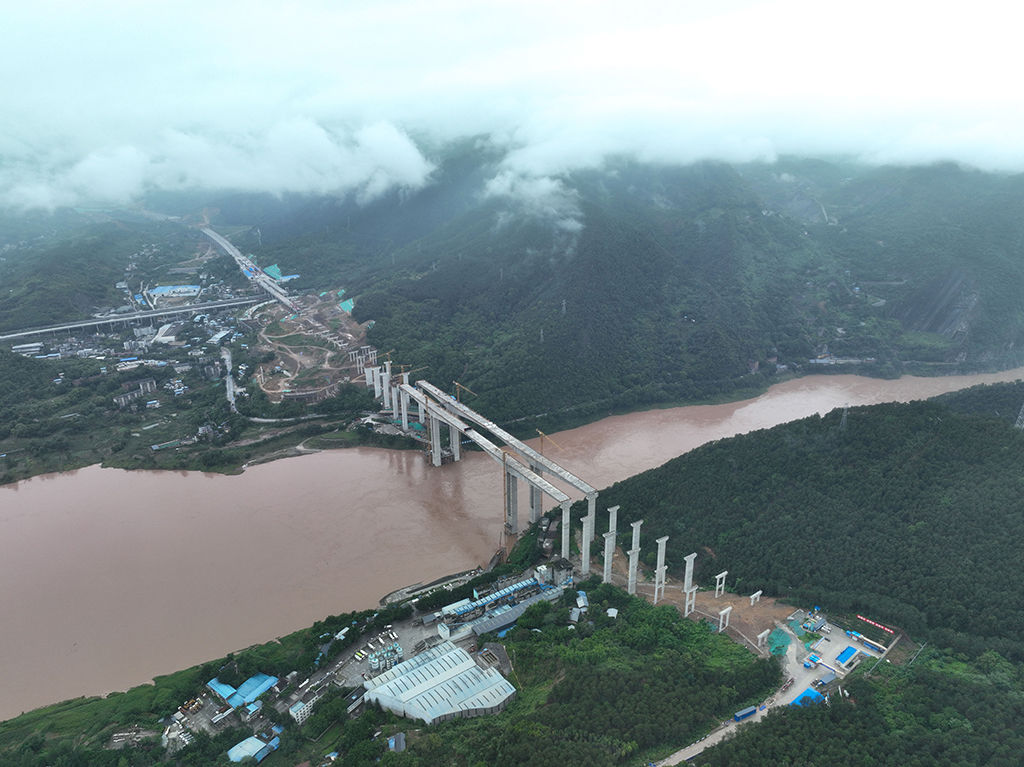 這是6月2日拍攝的重慶渝武高速公路復線觀音峽嘉陵江特大橋（無人機照片）。新華社發（秦廷富 攝） 