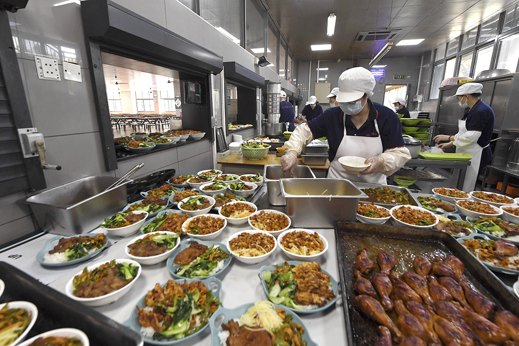 6月2日，食堂師傅在南京市第九中學食堂為學生配制營養餐。新華社發（楊素平攝）