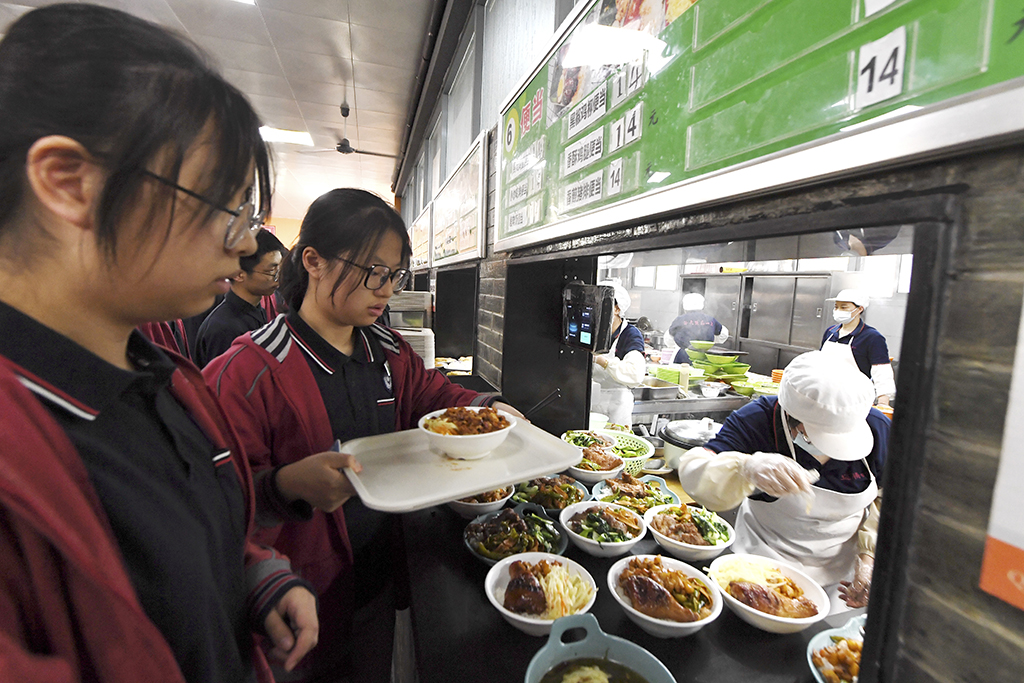 6月2日，學生在南京市第九中學食堂選購營養餐。新華社發（楊素平攝）