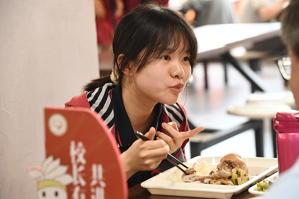 6月2日，學生在南京市第九中學食堂用餐時交流。新華社發（楊素平攝）