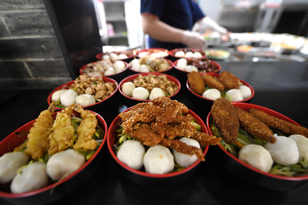 這是南京市第九中學食堂為學生准備的高考營養餐（6月2日攝）。新華社發（楊素平攝）