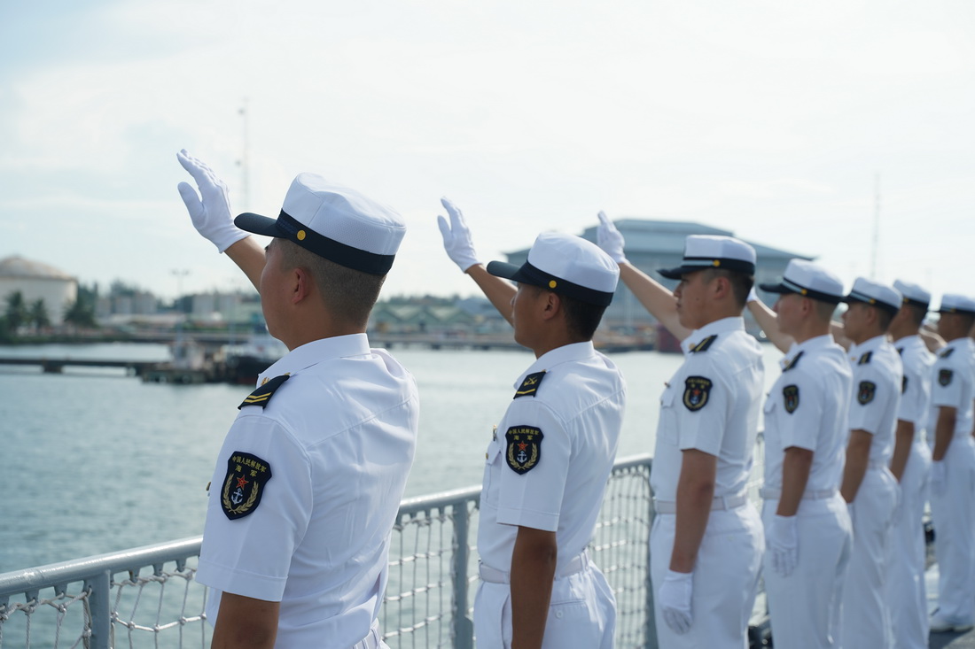 6月5日，在文莱摩拉港，中国海军官兵向码头上的欢迎人群挥手致意。