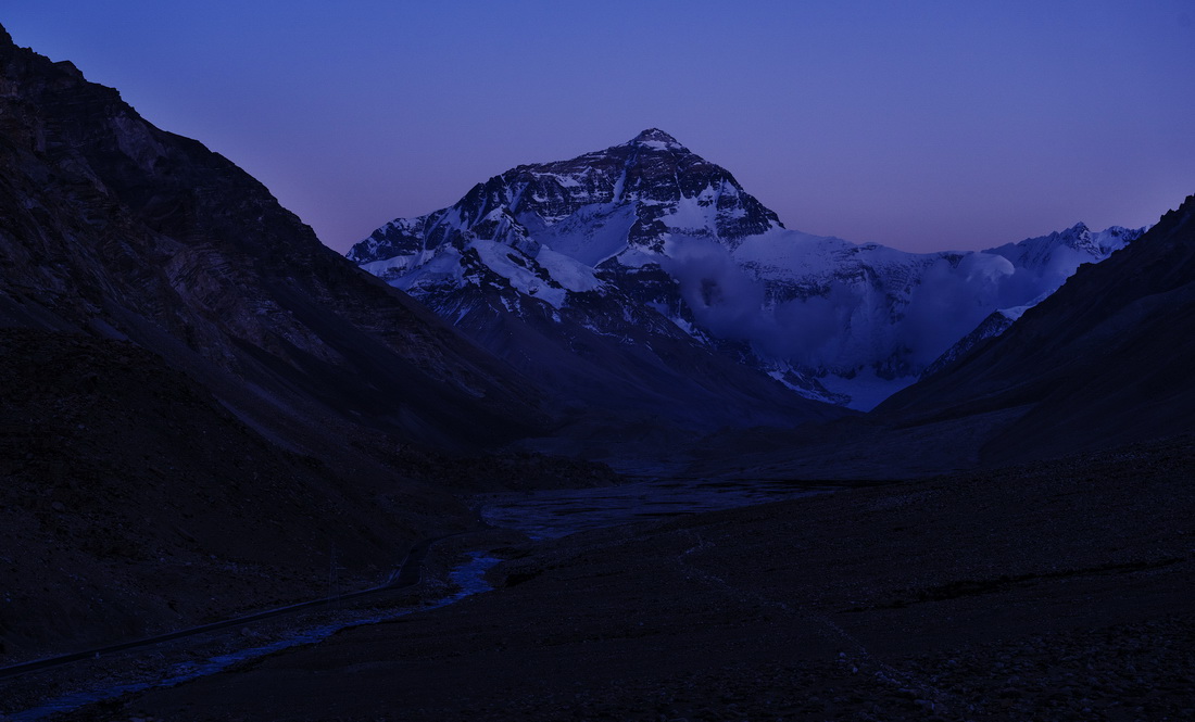 6月4日拍攝的太陽完全落山之后的珠峰。新華社記者 費茂華 攝