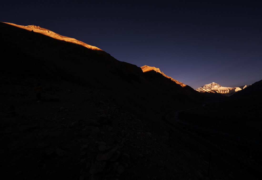 6月4日拍攝的珠峰夕照。新華社記者 費茂華 攝