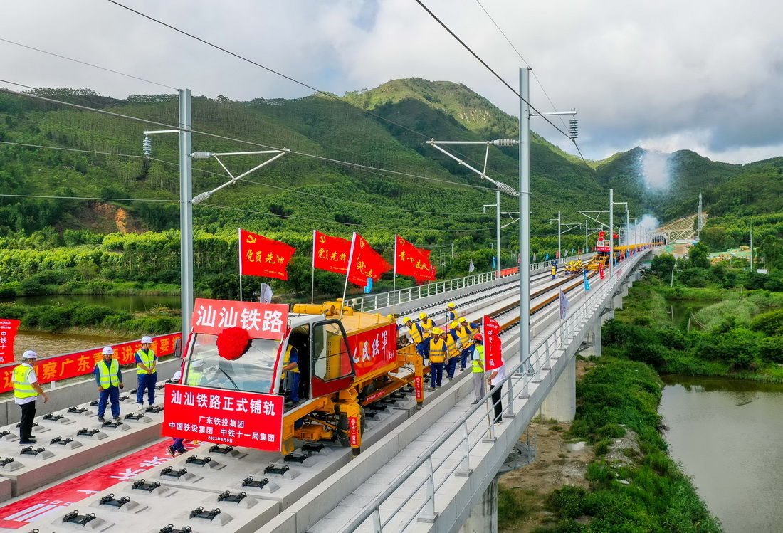 6月6日，中铁十一局铺轨机组在汕汕铁路汕尾螺河特大桥上进行铺轨作业（无人机照片）。