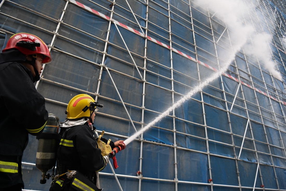 6月6日，富陽區消防救援大隊的隊員在進行滅火演練。