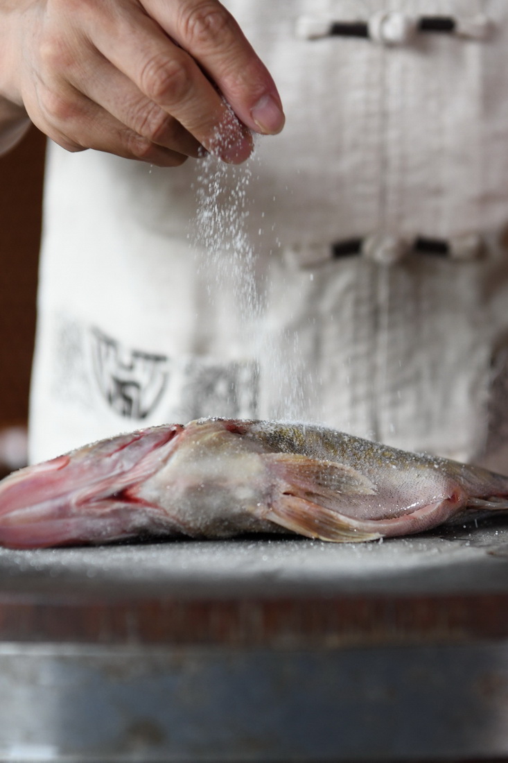 6月1日，在安徽省黃山市一家百年徽菜老店裡，店主鐘少華在進行臭鱖魚的腌制。他是徽州臭鱖魚制作技藝非遺傳承人。新華社記者 張端 攝