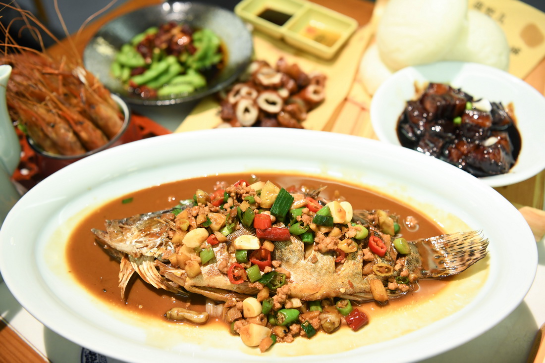 這是6月3日在浙江省杭州市一家杭幫菜館裡拍攝的臭鱖魚及杭州本地菜品。新華社記者 黃宗治 攝