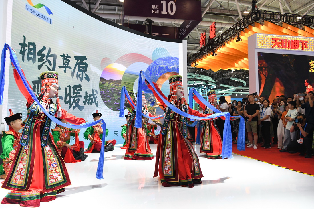 6月7日，文博會內蒙古展台的民族舞蹈表演吸引了觀眾的目光。