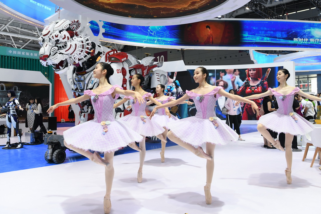  6月7日，舞蹈演員在文博會遼寧展台為觀眾帶來芭蕾舞表演。