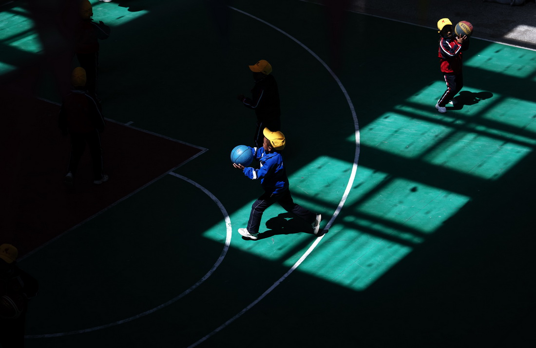 6月5日，扎西宗鄉完全小學的學生在室內體育館上籃球課。新華社記者 費茂華 攝