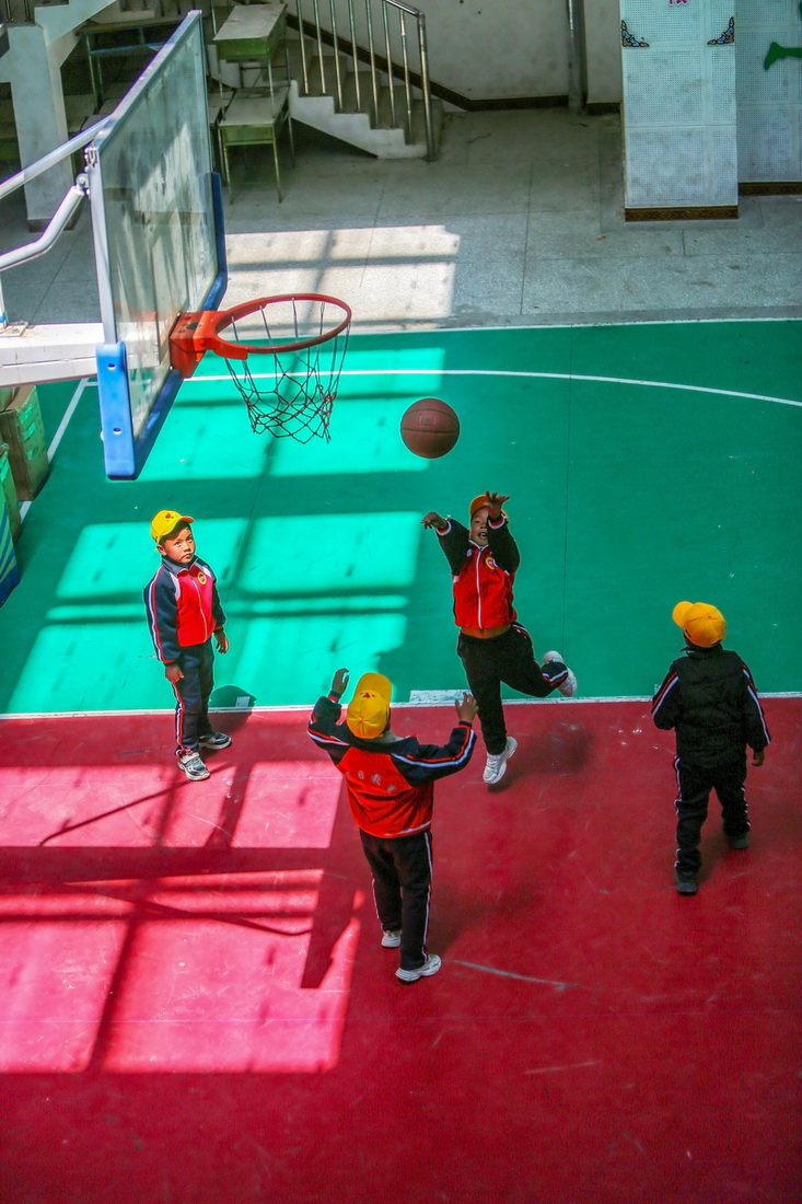 6月5日，扎西宗乡完全小学学生在篮球课上投篮。新华社记者 邵泽东 摄