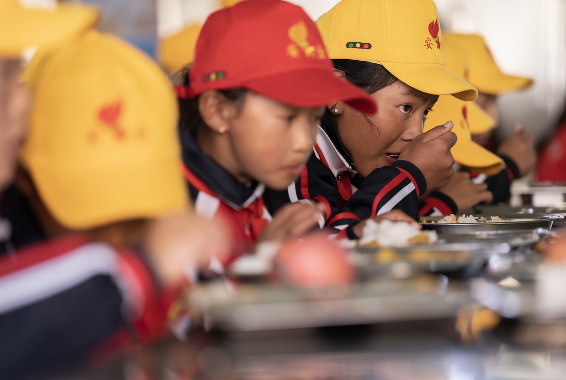 6月5日，扎西宗乡完全小学的学生在食堂吃午饭。新华社记者 费茂华 摄