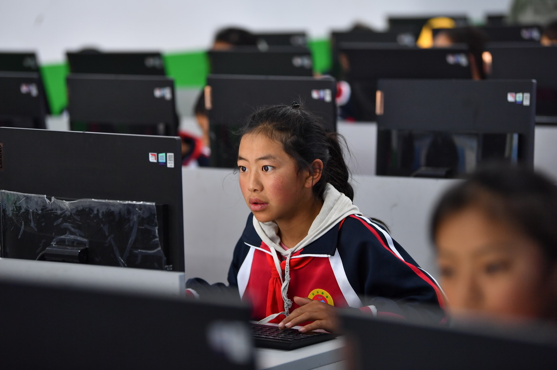 扎西宗鄉完全小學的學生在上計算機課（6月5日攝）。新華社記者 晉美多吉 攝