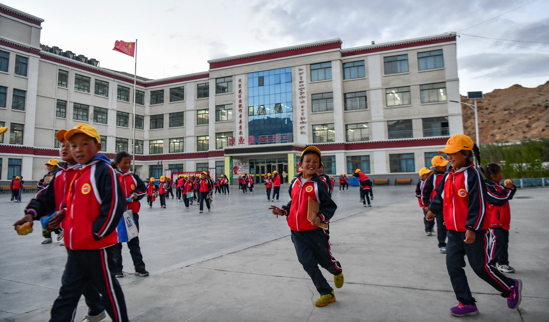 晚上9点，扎西宗乡完全小学的学生上完晚自习，陆续返回宿舍（6月5日摄）。新华社记者 晋美多吉 摄
