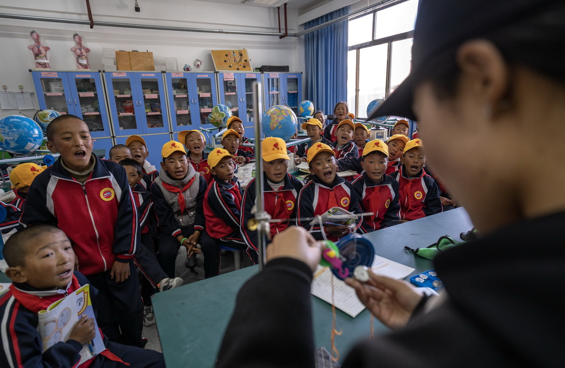 6月5日，扎西宗鄉完全小學的學生在上科學課。新華社記者 費茂華 攝