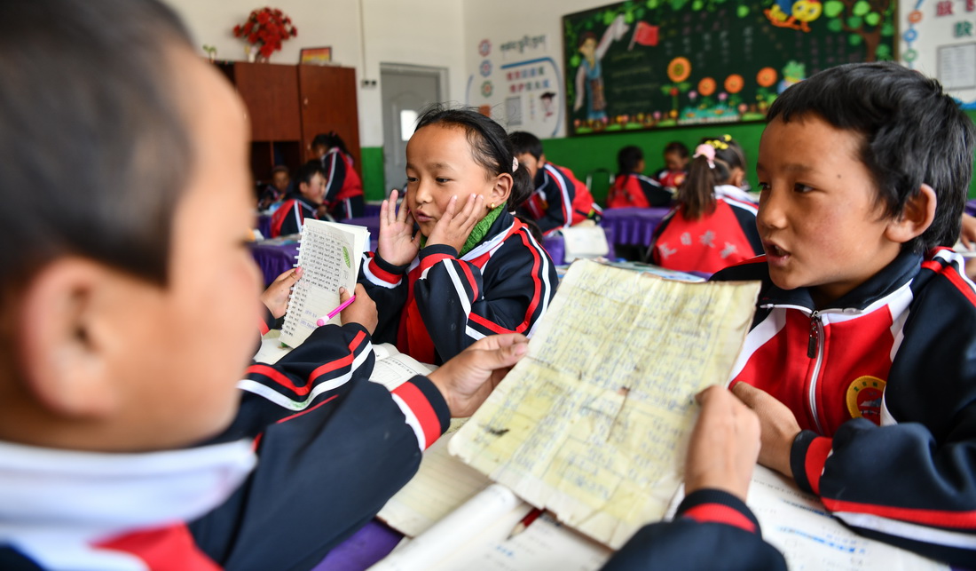 扎西宗乡完全小学的学生在背乘法口诀（6月5日摄）。新华社记者 晋美多吉 摄
