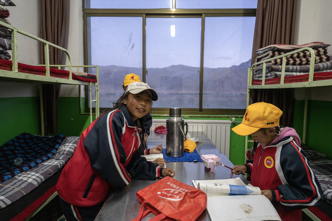 6月5日，扎西宗鄉完全小學的學生在宿舍學習。新華社記者 費茂華 攝