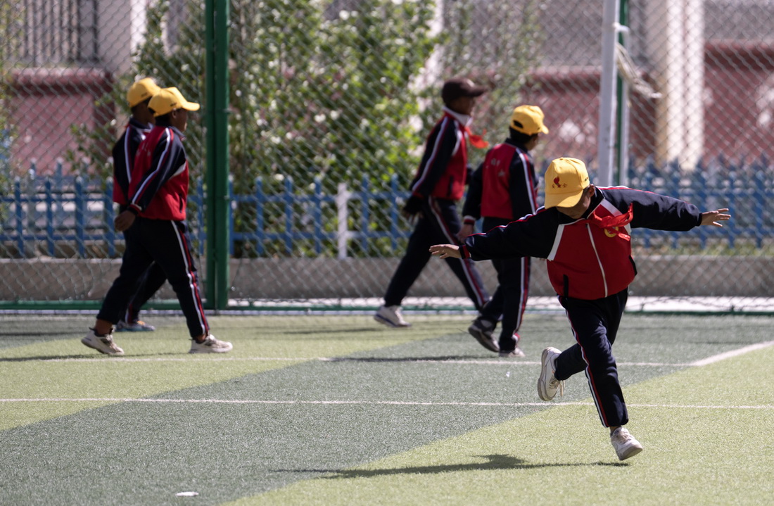 6月5日，扎西宗鄉完全小學的學生在上體育課。新華社記者 費茂華 攝