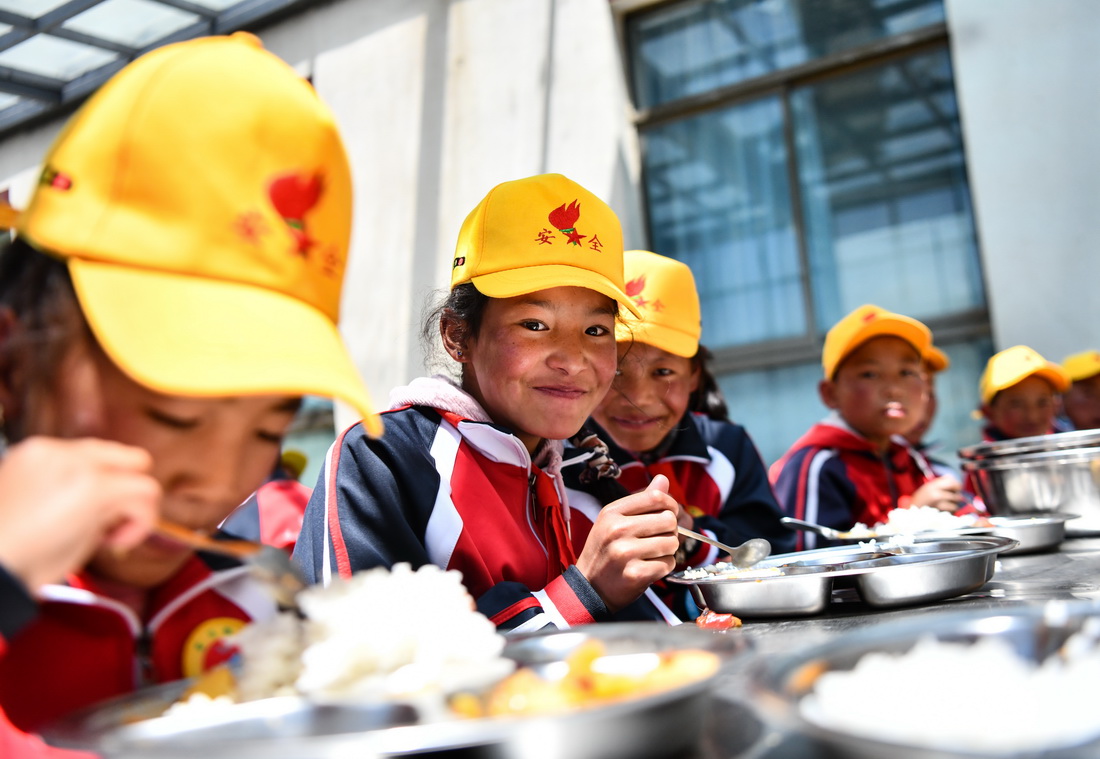 扎西宗鄉完全小學學生在吃午飯（6月5日攝）。新華社記者 晉美多吉 攝