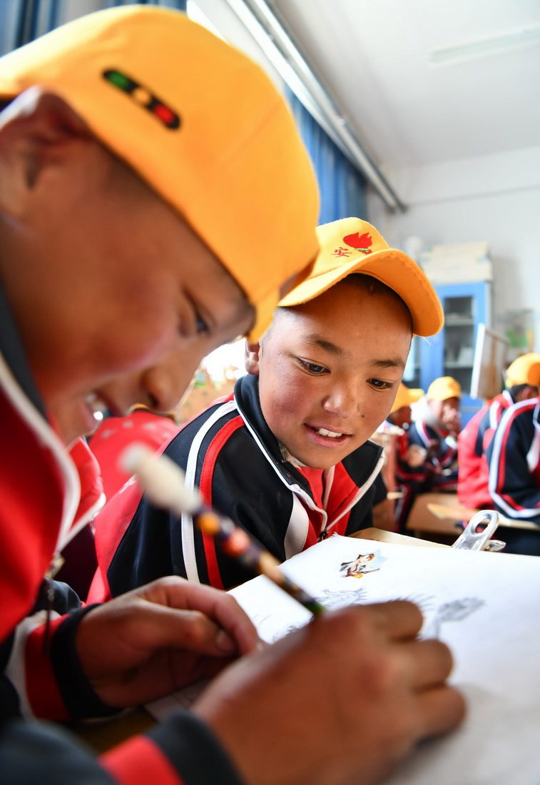 扎西宗乡完全小学的学生在上美术课（6月5日摄）。新华社记者 晋美多吉 摄
