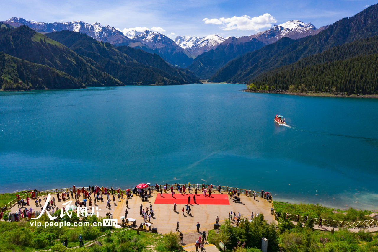 2023年6月8日，游客在新疆昌吉回族自治州天山天池風景區游覽。