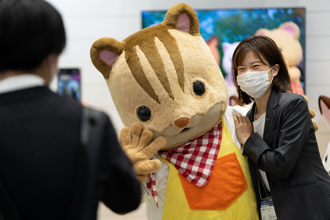 6月8日，參觀者在日本東京玩具展上與玩具商的真人玩偶互動。