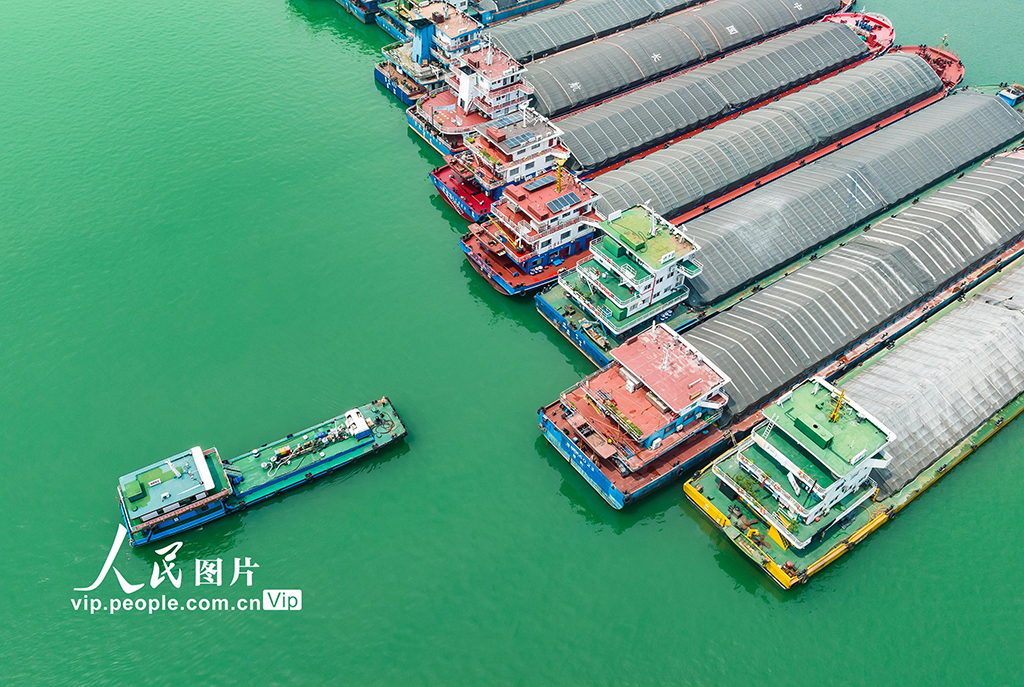 2023年6月11日，湖北省宜昌市秭歸縣工作人員開著垃圾、污水接收船前往待閘錨地接收船舶廢棄物。