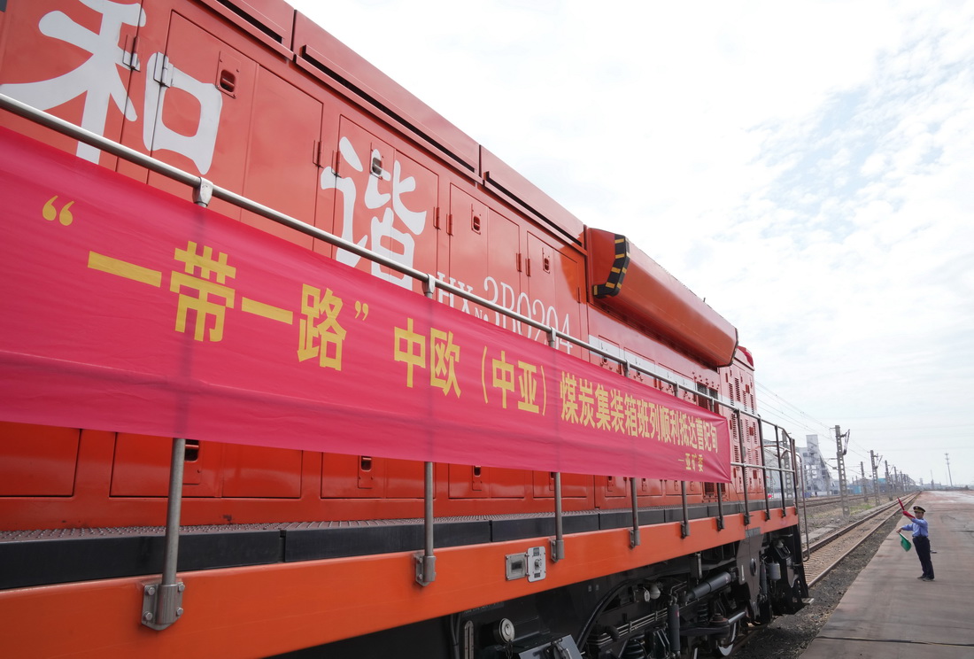 6月11日，接車員在曹妃甸站附近的一貨場站台迎接從蒙古國烏蘭巴托開來的煤炭集裝箱班列。