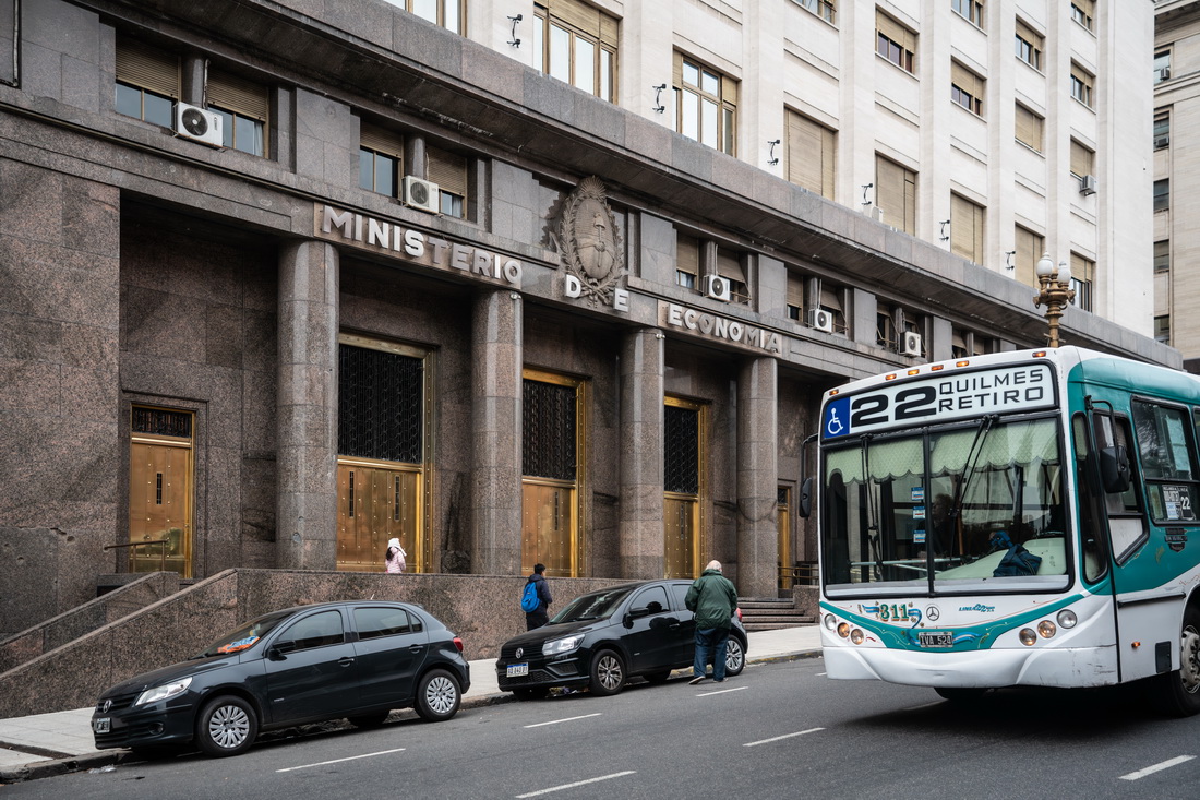 6月10日，在阿根廷首都布宜诺斯艾利斯，一辆巴士经过阿根廷国家经济部大楼。