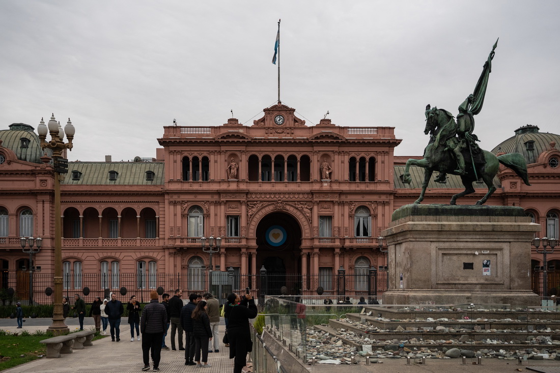 6月10日，在阿根廷首都布宜諾斯艾利斯，人們在總統府玫瑰宮前游覽。