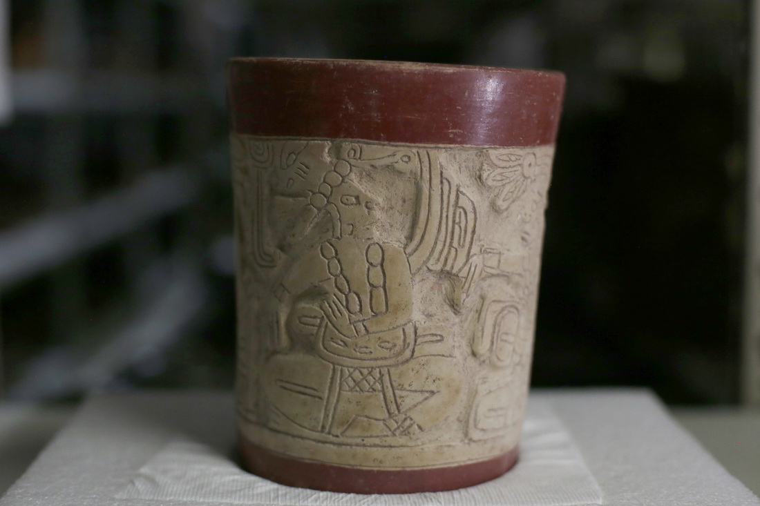 這是6月8日在洪都拉斯科潘瑪雅遺址國際考古隊倉庫內拍攝的由中洪聯合考古隊發掘出的陶器文物。新華社發（盧西奧·塔沃拉 攝）