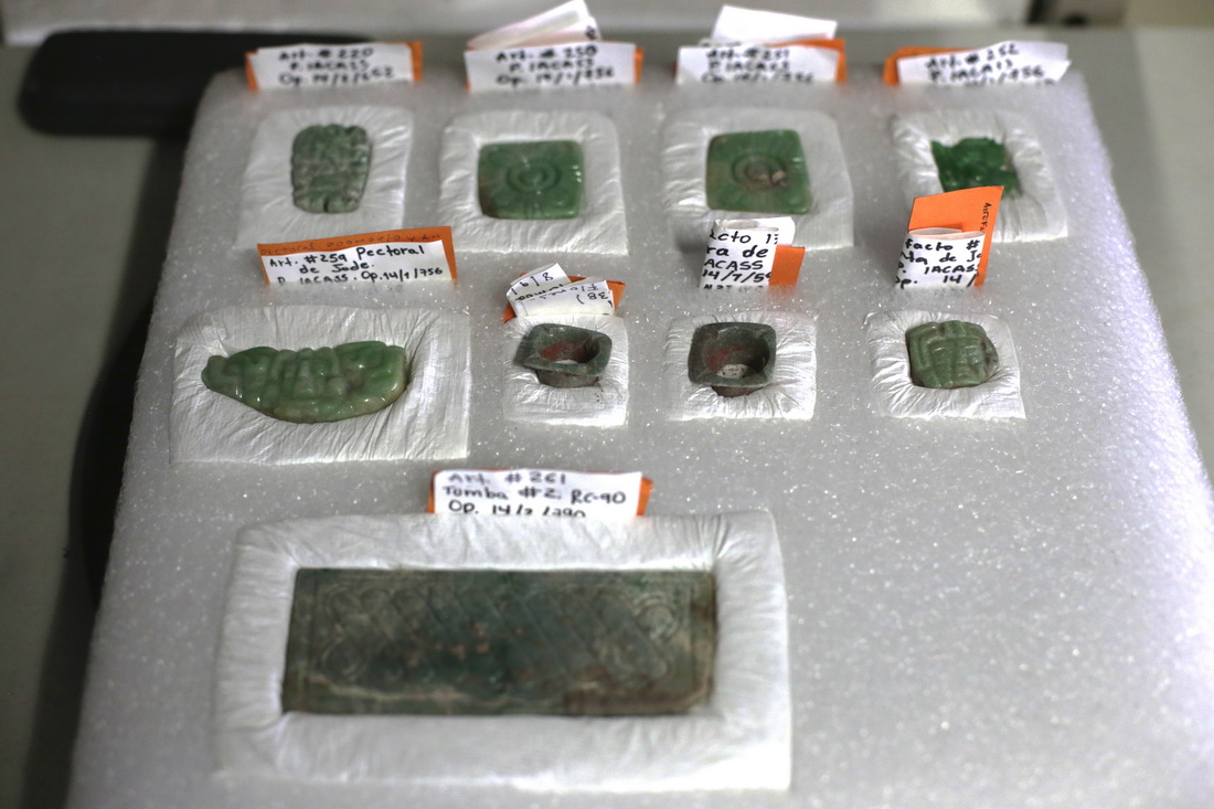 這是6月8日在洪都拉斯科潘瑪雅遺址國際考古隊倉庫內拍攝的由聯合考古隊發掘出的玉器。新華社發（盧西奧·塔沃拉 攝）