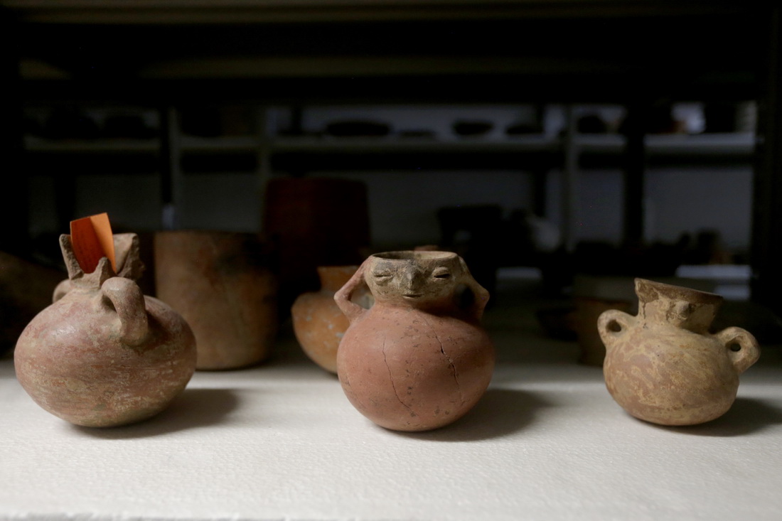 這是6月8日在洪都拉斯科潘瑪雅遺址國際考古隊倉庫內拍攝的陶器文物。新華社發（盧西奧·塔沃拉 攝）
