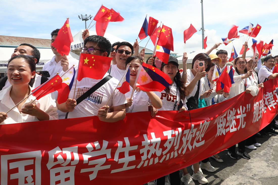 6月14日，在菲律賓馬尼拉港，人們熱烈歡迎來訪的中國海軍戚繼光艦。