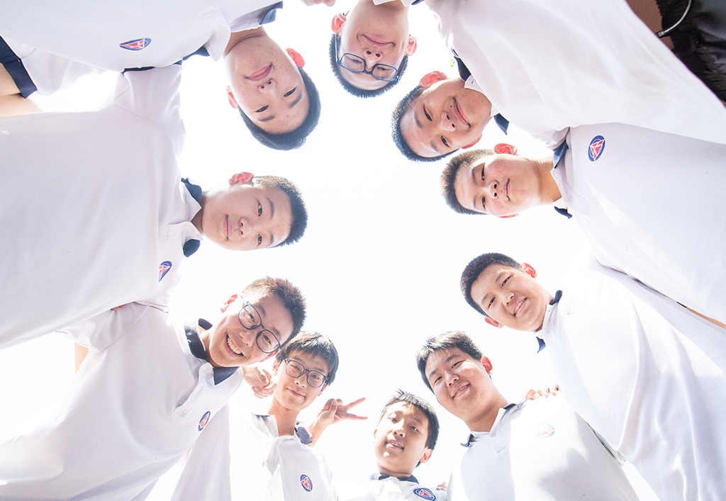 6��16�գ��ڱ����еڰ���ѧ���в�У԰�ڣ�������4�����ѧ����һ���ı�ҵ�����