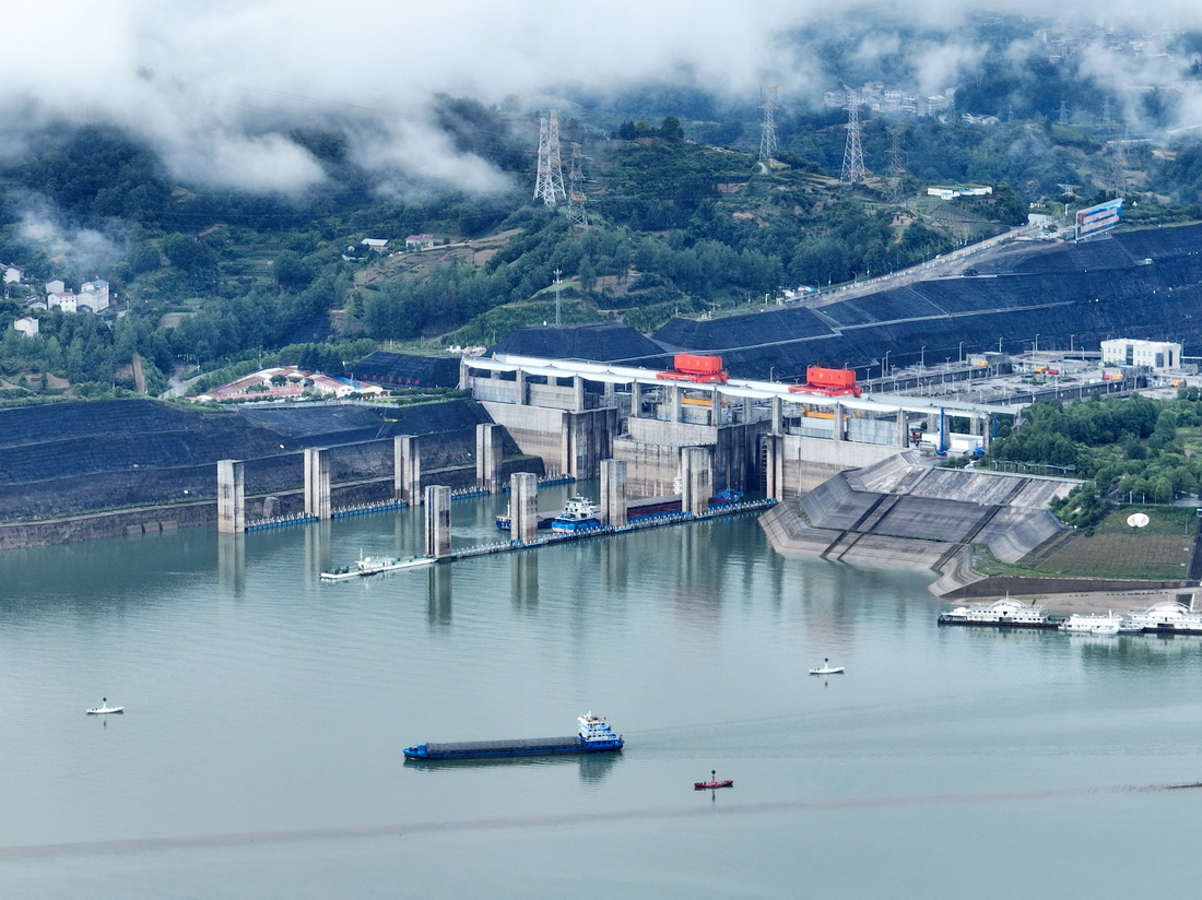 6月18日，船舶行駛在三峽大壩前的湖北省宜昌市夷陵區太平溪鎮水域（無人機照片）。新華社發（王輝富攝）