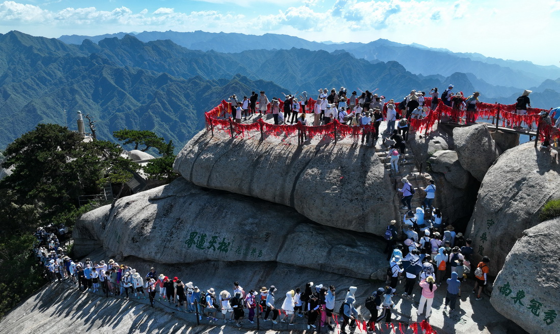 6月23日，游客在华山西峰顶游览（无人机照片）。