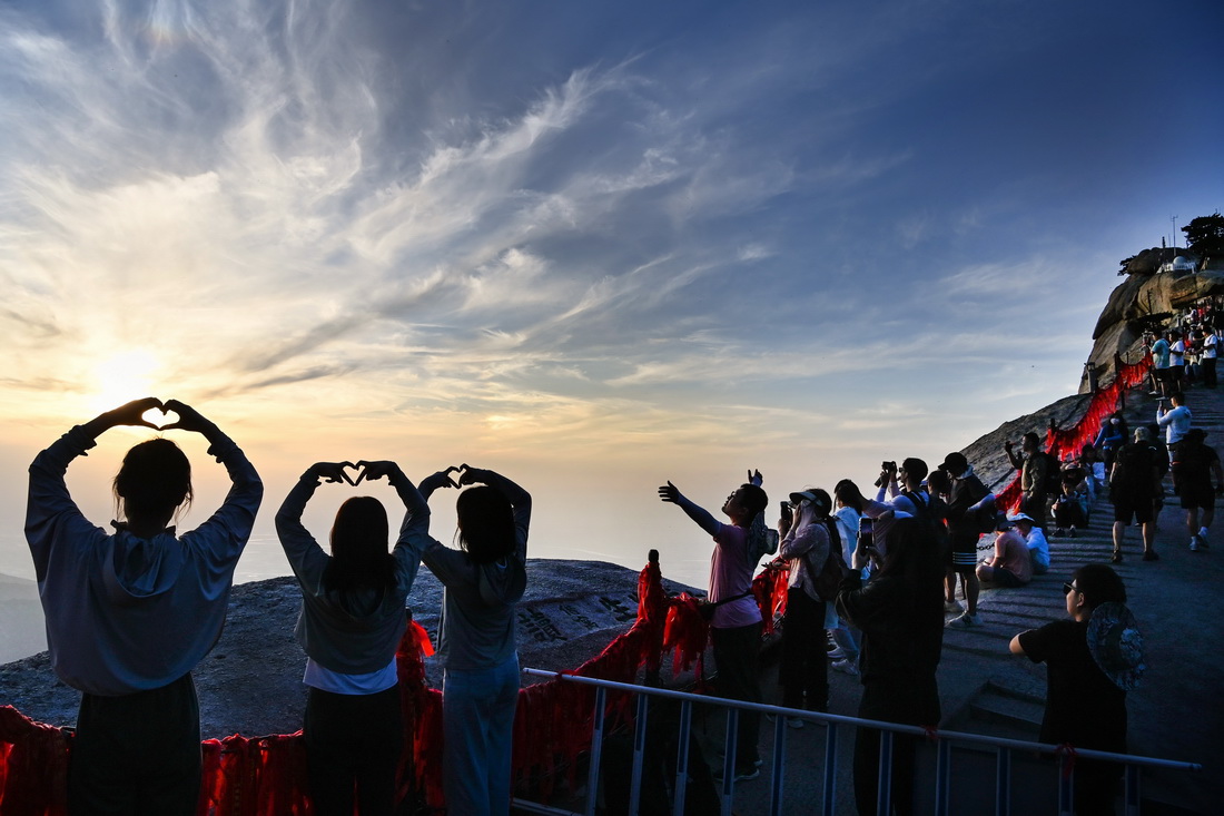 6月23日，游客在华山西峰观赏落日。