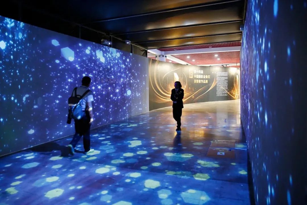 展覽現場設置聲光電營造“光影之路”。張雙雙攝