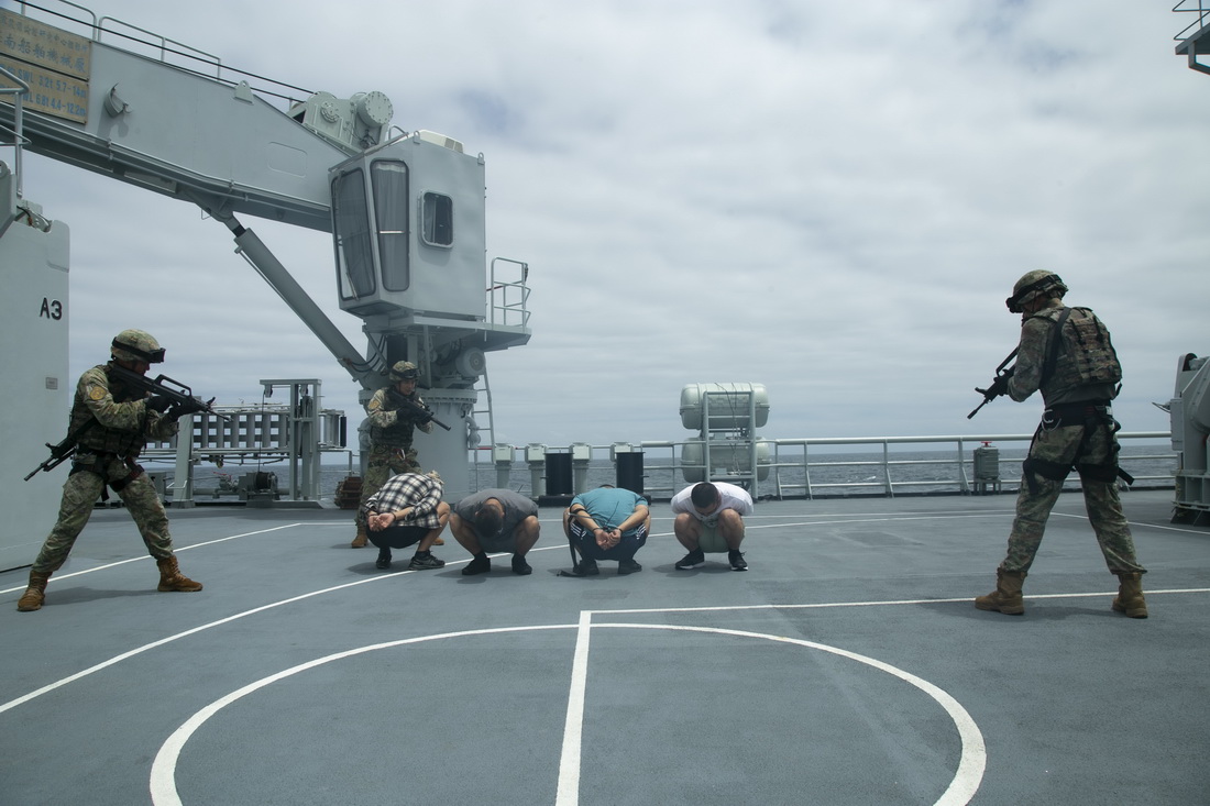 6月26日，中國海軍第43批護航編隊與科特迪瓦海軍在科近海進行聯合演練。這是特戰隊員控制“海盜”。新華社發（吳亢慈攝）