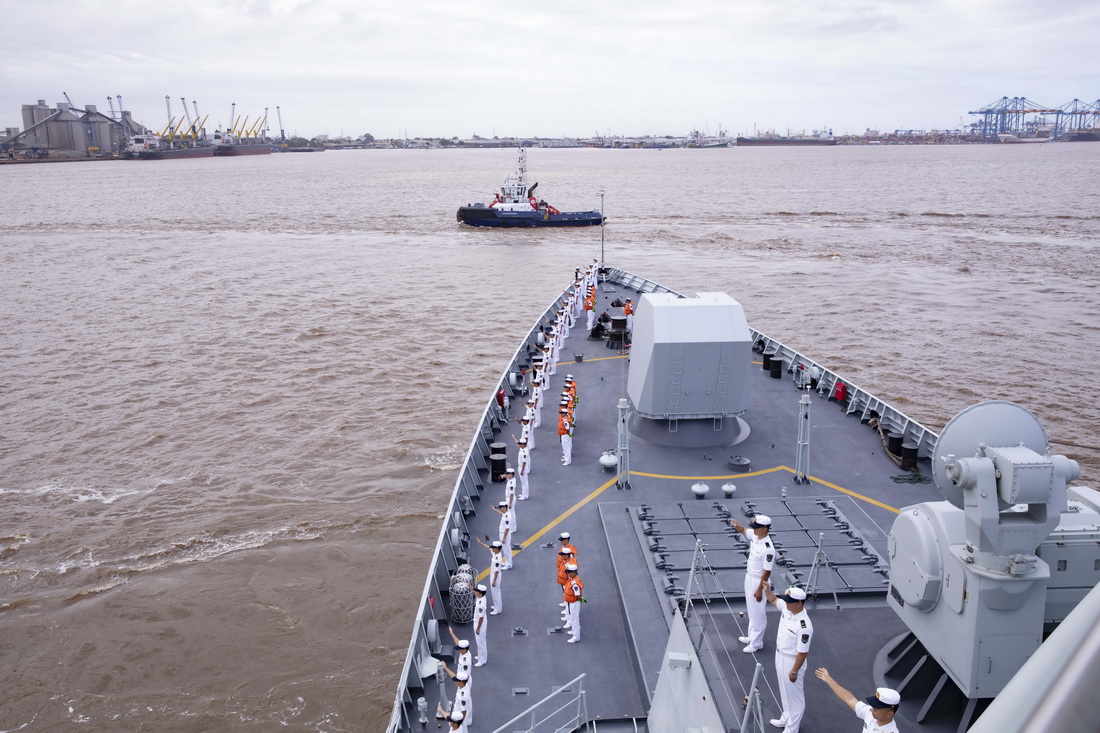 6月26日，中國海軍第43批護航編隊離開科特迪瓦阿比讓港。新華社發（吳亢慈攝）