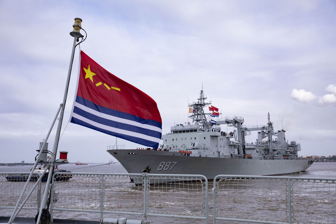 6月26日，中國海軍第43批護航編隊離開科特迪瓦阿比讓港。新華社發（吳亢慈攝）