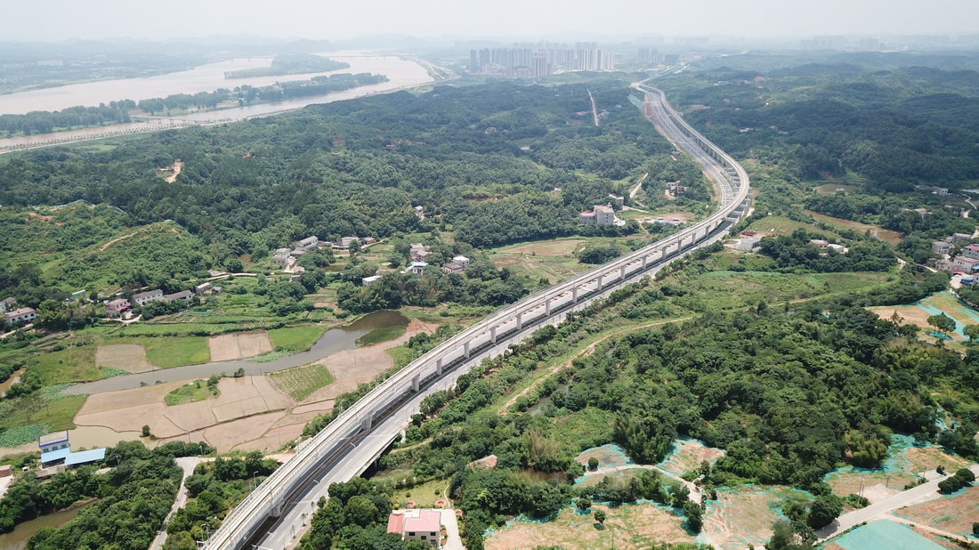 這是6月28日拍攝的長株潭城際軌道交通西環線一期工程的高架軌道（無人機照片）。新華社記者 陳澤國 攝
