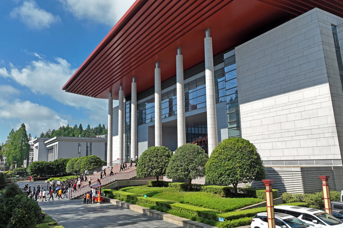 游客進入井岡山革命博物館參觀（6月28日攝，無人機照片）。